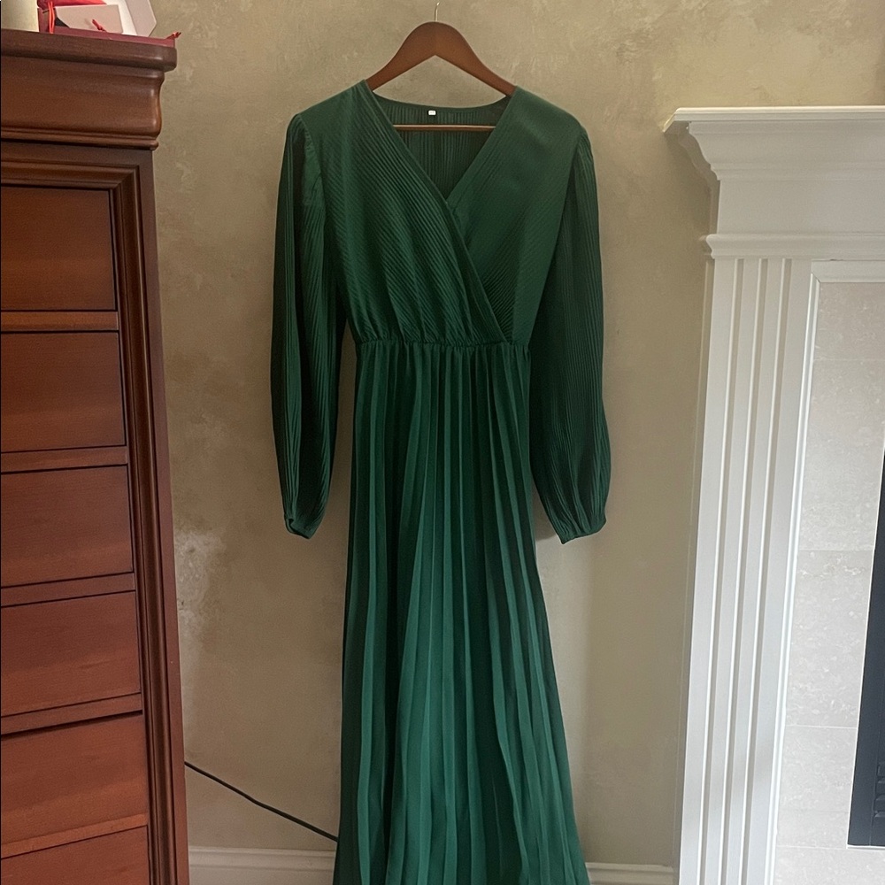 Long Green Emerald Dress With V-Neck